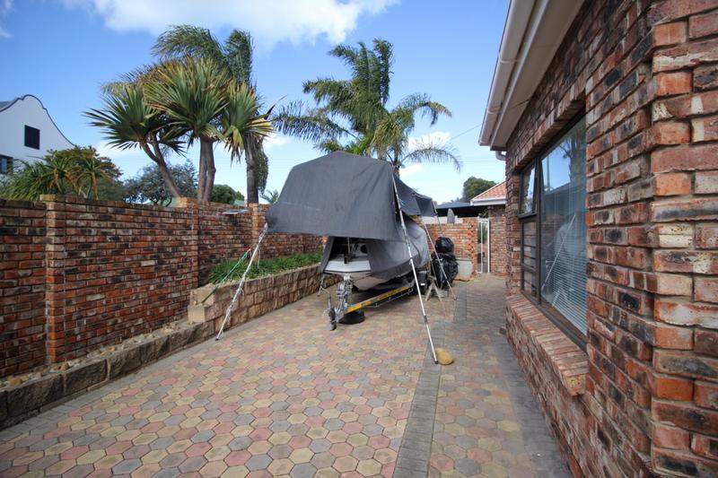 4 Bedroom Property for Sale in Fraaiuitsig Western Cape